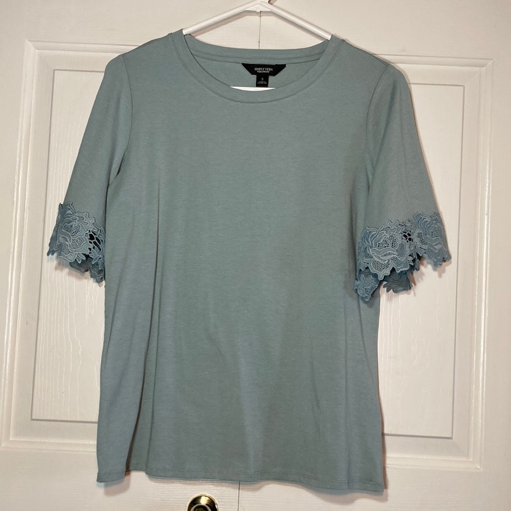 🦋 3 for $12 🦋 Simply Vera Vera Wang t-shirt